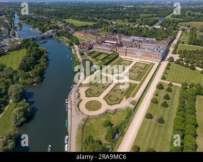 Blick aus der Vogelperspektive auf den Hampton Court Palace und die Themse, Surrey, Großbritannien. Stockfoto