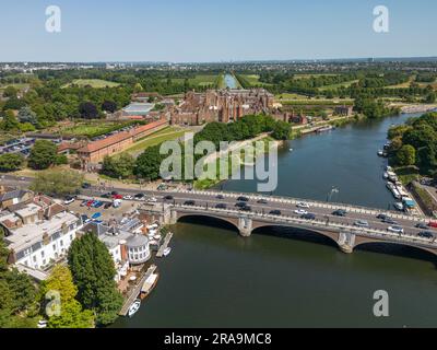 Blick aus der Vogelperspektive auf Hampton Court Palace, Hampton Court Bridge und die Themse, Surrey, Großbritannien Stockfoto