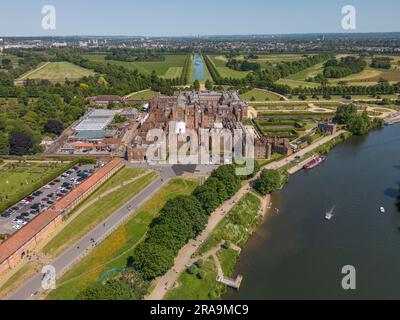 Blick aus der Vogelperspektive auf den Hampton Court Palace und die Themse, Surrey, Großbritannien. Stockfoto