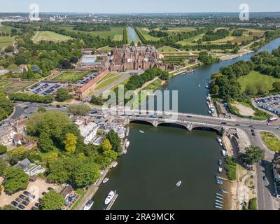 Blick aus der Vogelperspektive auf Hampton Court Palace, Hampton Court Bridge und die Themse, Surrey, Großbritannien Stockfoto