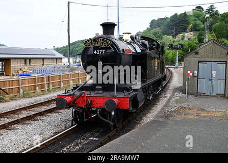 GWR 4200 Klasse 2-8-0-Tankmotor Nr. 4277 Hercules am Bahnhof Kingwear der Dartmouth Dampfeisenbahn. Stockfoto