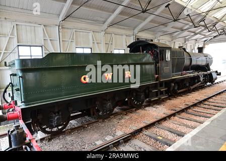 GWR 2884 Klasse 2-8-0 Schwerlastlokomotive Nr. 3803, gegenüber dem Bahnsteig am Bahnhof Kingwear der Dartmouth Steam Railway gelagert. Stockfoto