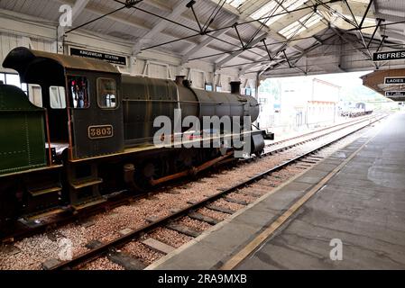 GWR 2884 Klasse 2-8-0 Schwerlastlokomotive Nr. 3803, gegenüber dem Bahnsteig am Bahnhof Kingwear der Dartmouth Steam Railway gelagert. Stockfoto