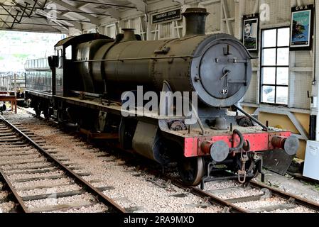 GWR 2884 Klasse 2-8-0 Schwerlastlokomotive Nr. 3803, gegenüber dem Bahnsteig am Bahnhof Kingwear der Dartmouth Steam Railway gelagert. Stockfoto