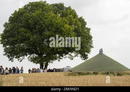 Das Abbildungsbild zeigt Menschen, die in Richtung der Nachstellung der Schlacht von Waterloo gehen, Sonntag, den 02. Juli 2023. Mehr als 2000 Schauspieler nehmen an Napoleons letzter Schlacht am 18. Juni 1815 in der Nähe von Waterloo Teil. BELGA FOTO NICOLAS MAETERLINCK Kredit: Belga News Agency/Alamy Live News Stockfoto