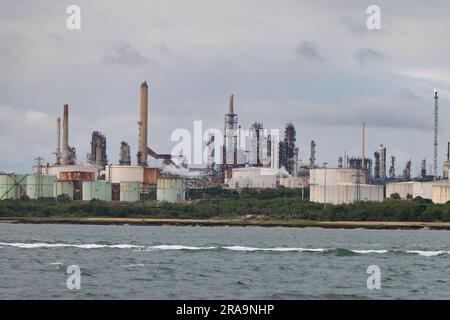 Die riesige Ölraffinerie in Fawley auf Southampton Water, Teil der riesigen ExxonMobil Corporation und die größte Raffinerie im Vereinigten Königreich Stockfoto