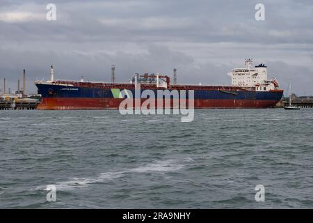 Der Rohöltanker Hafnia Shinano liegt in der Ölraffinerie Fawley auf dem Wasser von Southampton an der Südküste Englands Stockfoto