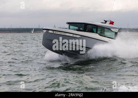 Das intelligente und schnelle Motorboot Saxdor 320 GTC macht das unruhige Wasser leicht, während es das Wasser von Southampton entlang der Südküste Englands fährt Stockfoto