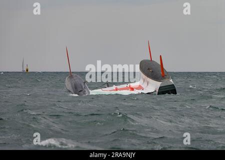 Gekenterte Segelyacht mit dem Katamaran, vermutlich Coco De Mer, ein Kanonenboot 66 im Besitz von Jonathan Butler. Das Boot kenterte in der Nähe von Bembridge IOW Stockfoto