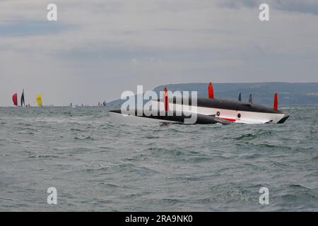 Gekenterte Segelyacht mit dem Katamaran, vermutlich Coco De Mer, ein Kanonenboot 66 im Besitz von Jonathan Butler. Das Boot kenterte in der Nähe von Bembridge IOW Stockfoto