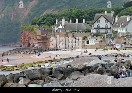 Sidmouth, Großbritannien. 02. Juli 2023. Leute, die den warmen Nachmittag in Sidmouth East Devon genießen. Bildnachweis: Robert Timoney/Alamy Live News Stockfoto