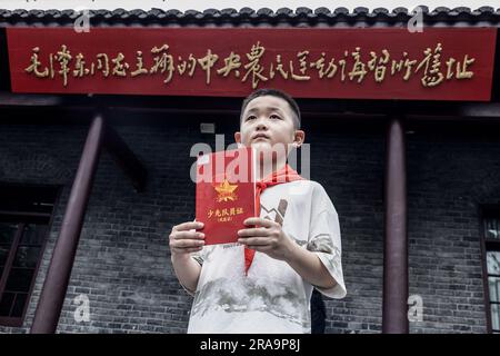 Wuhan, China. 01. Juli 2023. Während des 102. Jahrestags der Gründung der CPC in Wuhan posiert ein Schüler der jungen chinesischen Pioniere im Wuhan Revolutionary Museum für Fotos. Vor dem Gründungstag des CPC zeigten offizielle Zahlen, dass die CPC-Mitgliedschaft von 2021 auf 98,04 Millionen Ende 2022 um fast 1,33 Millionen Dollar oder 1,4 Prozent gestiegen war. Kredit: SOPA Images Limited/Alamy Live News Stockfoto