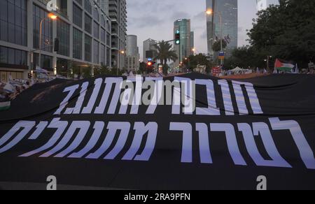 TEL AVIV, ISRAEL - JULI 1: Israelische Friedensaktivisten halten ein großes Banner, auf dem steht: "Es ist zwingend notwendig, sich dem Siedlerterrorismus zu widersetzen", während sich regierungsfeindliche Demonstranten während einer Massendemonstration gegen 26. Ministerpräsident Benjamin Netanjahu und Israels Plan des rechtskräftigen Justizsystems versammeln, der darauf abzielt, den Obersten Gerichtshof des Landes zu schwächen 1. Juli 2023 in Tel Aviv, Israel. Seit dem 7. Januar gibt es Proteste gegen die rechtsgerichtete Koalition Israels und die von ihr vorgeschlagenen gerichtlichen Änderungen. Kredit: Eddie Gerald/Alamy Live News Stockfoto