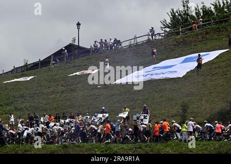 San Sebastian, Spanien. 02. Juli 2023. Die Abbildung zeigt die Reiterpakete, die während der zweiten Etappe des Radrennens Tour de France, einem 208 km langen 9-km-Rennen von Vitoria-Gasteiz nach San Sebastian, Spanien, am Sonntag, den 02. Juli 2023, in Aktion gezeigt wurden. Die diesjährige Tour de France findet vom 01. Bis 23. Juli 2023 statt. BELGA PHOTO DIRK WAEM Credit: Belga News Agency/Alamy Live News Stockfoto