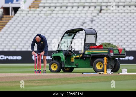 Birmingham, Großbritannien. 02. Juli 2023. Wicket-Vorbereitungen für das Vitality T20 Blast Match zwischen Birmingham Bears und Durham am Edgbaston Cricket Ground, Birmingham, England, am 2. Juli 2023. Foto: Stuart Leggett. Nur redaktionelle Verwendung, Lizenz für kommerzielle Verwendung erforderlich. Keine Verwendung bei Wetten, Spielen oder Veröffentlichungen von Clubs/Ligen/Spielern. Kredit: UK Sports Pics Ltd/Alamy Live News Stockfoto