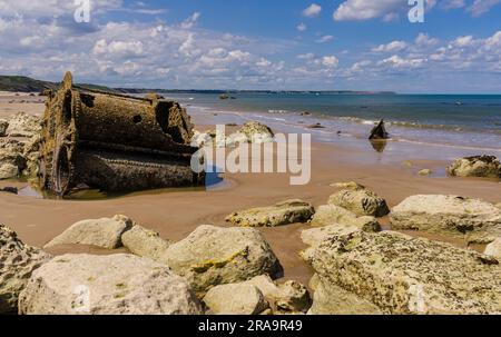 Verrostete alte Schiffskessel am Fuße der Kreideklippen am Ende von Speeton Sands in Filey Bay. Stockfoto