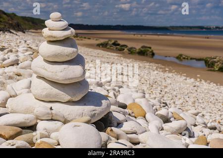 Ein Haufen weißer gestapelter Steine am Speeton Beach, Filey Bay, North Yorkshire Stockfoto