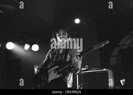 SUPERGRASS, FRÜHE TOUR, 1995: Gaz Coombes von Supergrass spielt am 7. März 1995 an der Glamorgan University, Treforest, Wales. Foto: Rob Watkins. INFO: Supergrass, eine britische Rockband, erzielte in den 1990er Jahren mit ihrer ansteckenden Mischung aus Britpop und Punkeinflüssen Erfolg. Hits wie „Alright“ und Alben wie „I Should Coco“ festigten ihren Ruf für energiegeladene, eingängige Melodien und trugen zur pulsierenden Musikszene der damaligen Zeit bei. Stockfoto