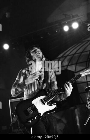 SUPERGRASS, FRÜHE TOUR, 1995: Gaz Coombes von Supergrass spielt am 7. März 1995 an der Glamorgan University, Treforest, Wales. Foto: Rob Watkins. INFO: Supergrass, eine britische Rockband, erzielte in den 1990er Jahren mit ihrer ansteckenden Mischung aus Britpop und Punkeinflüssen Erfolg. Hits wie „Alright“ und Alben wie „I Should Coco“ festigten ihren Ruf für energiegeladene, eingängige Melodien und trugen zur pulsierenden Musikszene der damaligen Zeit bei. Stockfoto