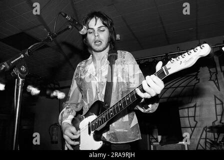 SUPERGRASS, FRÜHE TOUR, 1995: Gaz Coombes von Supergrass spielt am 7. März 1995 an der Glamorgan University, Treforest, Wales. Foto: Rob Watkins. INFO: Supergrass, eine britische Rockband, erzielte in den 1990er Jahren mit ihrer ansteckenden Mischung aus Britpop und Punkeinflüssen Erfolg. Hits wie „Alright“ und Alben wie „I Should Coco“ festigten ihren Ruf für energiegeladene, eingängige Melodien und trugen zur pulsierenden Musikszene der damaligen Zeit bei. Stockfoto