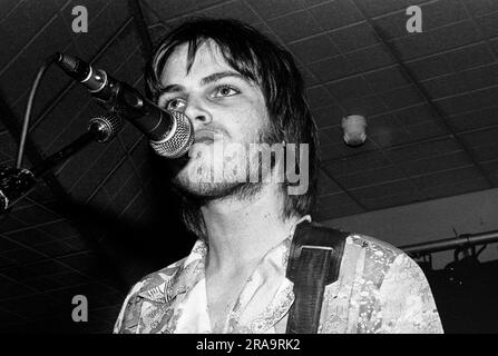 SUPERGRASS, FRÜHE TOUR, 1995: Gaz Coombes von Supergrass spielt am 7. März 1995 an der Glamorgan University, Treforest, Wales. Foto: Rob Watkins. INFO: Supergrass, eine britische Rockband, erzielte in den 1990er Jahren mit ihrer ansteckenden Mischung aus Britpop und Punkeinflüssen Erfolg. Hits wie „Alright“ und Alben wie „I Should Coco“ festigten ihren Ruf für energiegeladene, eingängige Melodien und trugen zur pulsierenden Musikszene der damaligen Zeit bei. Stockfoto