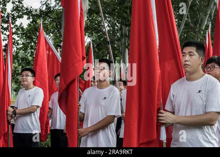 Wuhan, China. 01. Juli 2023. Junge Männer halten während des 102. Jahrestages der Gründung der CPC in Wuhan die Alarmflaggen. Vor dem Gründungstag des CPC zeigten offizielle Zahlen, dass die CPC-Mitgliedschaft von 2021 auf 98,04 Millionen Ende 2022 um fast 1,33 Millionen Dollar oder 1,4 Prozent gestiegen war. Kredit: SOPA Images Limited/Alamy Live News Stockfoto