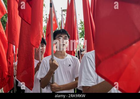 Wuhan, China. 01. Juli 2023. Junge Männer halten während des 102. Jahrestages der Gründung der CPC in Wuhan die Alarmflaggen. Vor dem Gründungstag des CPC zeigten offizielle Zahlen, dass die CPC-Mitgliedschaft von 2021 auf 98,04 Millionen Ende 2022 um fast 1,33 Millionen Dollar oder 1,4 Prozent gestiegen war. Kredit: SOPA Images Limited/Alamy Live News Stockfoto