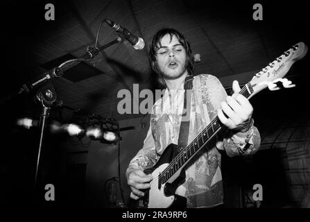 SUPERGRASS, FRÜHE TOUR, 1995: Gaz Coombes von Supergrass spielt am 7. März 1995 an der Glamorgan University, Treforest, Wales. Foto: Rob Watkins. INFO: Supergrass, eine britische Rockband, erzielte in den 1990er Jahren mit ihrer ansteckenden Mischung aus Britpop und Punkeinflüssen Erfolg. Hits wie „Alright“ und Alben wie „I Should Coco“ festigten ihren Ruf für energiegeladene, eingängige Melodien und trugen zur pulsierenden Musikszene der damaligen Zeit bei. Stockfoto