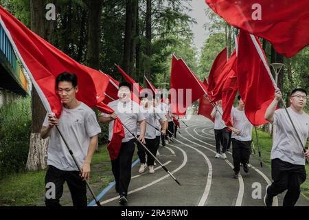 Wuhan, China. 01. Juli 2023. Junge Männer halten während des 102. Jahrestages der Gründung der CPC in Wuhan die Alarmflaggen. Vor dem Gründungstag des CPC zeigten offizielle Zahlen, dass die CPC-Mitgliedschaft von 2021 auf 98,04 Millionen Ende 2022 um fast 1,33 Millionen Dollar oder 1,4 Prozent gestiegen war. (Foto: Ren Yong/SOPA Images/Sipa USA) Guthaben: SIPA USA/Alamy Live News Stockfoto