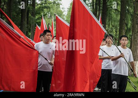 Wuhan, China. 01. Juli 2023. Junge Männer halten während des 102. Jahrestages der Gründung der CPC in Wuhan die Alarmflaggen. Vor dem Gründungstag des CPC zeigten offizielle Zahlen, dass die CPC-Mitgliedschaft von 2021 auf 98,04 Millionen Ende 2022 um fast 1,33 Millionen Dollar oder 1,4 Prozent gestiegen war. (Foto: Ren Yong/SOPA Images/Sipa USA) Guthaben: SIPA USA/Alamy Live News Stockfoto