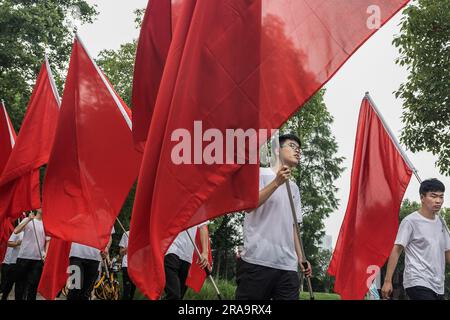 Wuhan, China. 01. Juli 2023. Junge Männer halten während des 102. Jahrestages der Gründung der CPC in Wuhan die Alarmflaggen. Vor dem Gründungstag des CPC zeigten offizielle Zahlen, dass die CPC-Mitgliedschaft von 2021 auf 98,04 Millionen Ende 2022 um fast 1,33 Millionen Dollar oder 1,4 Prozent gestiegen war. (Foto: Ren Yong/SOPA Images/Sipa USA) Guthaben: SIPA USA/Alamy Live News Stockfoto