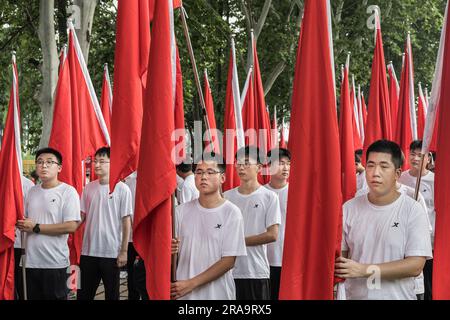 Wuhan, China. 01. Juli 2023. Junge Männer halten während des 102. Jahrestages der Gründung der CPC in Wuhan die Alarmflaggen. Vor dem Gründungstag des CPC zeigten offizielle Zahlen, dass die CPC-Mitgliedschaft von 2021 auf 98,04 Millionen Ende 2022 um fast 1,33 Millionen Dollar oder 1,4 Prozent gestiegen war. (Foto: Ren Yong/SOPA Images/Sipa USA) Guthaben: SIPA USA/Alamy Live News Stockfoto