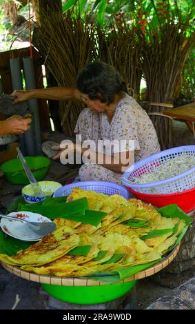 My Tho, Vietnam - 18. Juni 2023. Einheimische Frau, die traditionelle Pfannkuchen (Banh Xeo) in einem lokalen Restaurant in My Tho, Provinz Tien Giang, zubereitet. Stockfoto