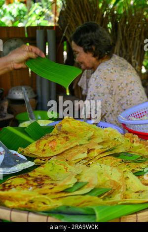 My Tho, Vietnam - 18. Juni 2023. Einheimische Frau, die traditionelle Pfannkuchen (Banh Xeo) in einem lokalen Restaurant in My Tho, Provinz Tien Giang, zubereitet. Stockfoto