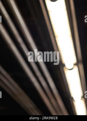 New York City U-Bahn-Lichter im Tunnel an der Rockefeller Station Stockfoto