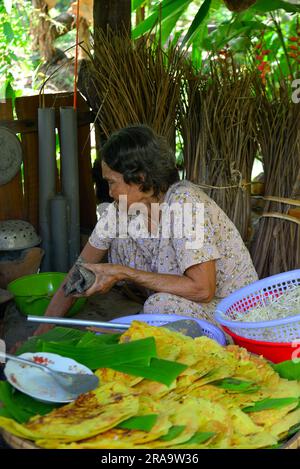 My Tho, Vietnam - 18. Juni 2023. Einheimische Frau, die traditionelle Pfannkuchen (Banh Xeo) in einem lokalen Restaurant in My Tho, Provinz Tien Giang, zubereitet. Stockfoto
