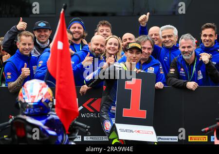 PATA Yamaha Prometeon-Fahrer Toprak Razgatiloglu posiert mit seinem Team im Parc Ferme, nachdem er das World SBK Superpole Race am dritten Tag der FIM Superbike World Championship 2023 in Donington Park, Derby, gewonnen hat. Foto: Sonntag, 2. Juli 2023. Stockfoto