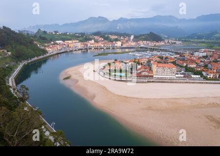 Blick auf Ribadesella im Norden Spaniens Stockfoto