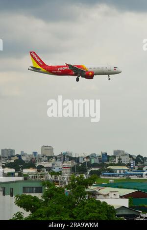 Saigon, Vietnam - 28. Juni 2023. VN-A666 VietJetAir Airbus A320 landet am SGN Tan Son Nhat Flughafen in Saigon (Ho-Chi-Minh-Stadt), Vietnam. Stockfoto