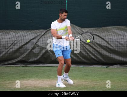 London, Großbritannien. 02. Juli 2023. 2. Juli 2023; All England Lawn Tennis and Croquet Club, London, England: Wimbledon Tennis Tournament Practice Day; Defending Wimbledon Champion Novak Djokovic (SRB) mit einem Rückhandschuss Credit: Action Plus Sports Images/Alamy Live News Stockfoto