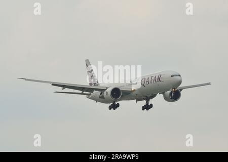 Saigon, Vietnam - 28. Juni 2023. A7-BOF Qatar Airways Boeing 777-300ER Landung am SGN Tan Son Nhat Airport in Saigon (Ho Chi Minh City), Vietnam. Stockfoto