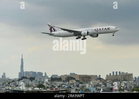 Saigon, Vietnam - 28. Juni 2023. A7-BOF Qatar Airways Boeing 777-300ER Landung am SGN Tan Son Nhat Airport in Saigon (Ho Chi Minh City), Vietnam. Stockfoto