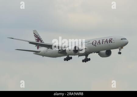 Saigon, Vietnam - 28. Juni 2023. A7-BOF Qatar Airways Boeing 777-300ER Landung am SGN Tan Son Nhat Airport in Saigon (Ho Chi Minh City), Vietnam. Stockfoto