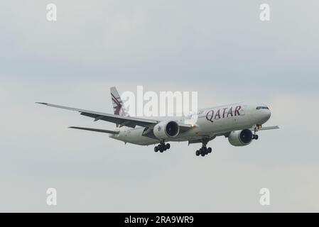 Saigon, Vietnam - 28. Juni 2023. A7-BOF Qatar Airways Boeing 777-300ER Landung am SGN Tan Son Nhat Airport in Saigon (Ho Chi Minh City), Vietnam. Stockfoto