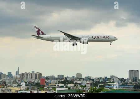 Saigon, Vietnam - 28. Juni 2023. A7-BOF Qatar Airways Boeing 777-300ER Landung am SGN Tan Son Nhat Airport in Saigon (Ho Chi Minh City), Vietnam. Stockfoto