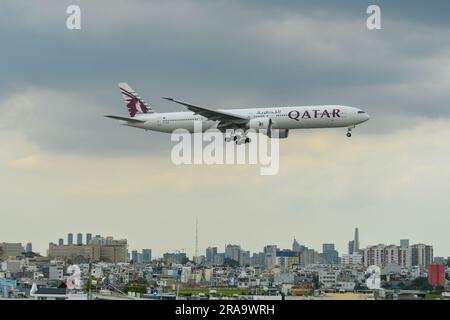 Saigon, Vietnam - 28. Juni 2023. A7-BOF Qatar Airways Boeing 777-300ER Landung am SGN Tan Son Nhat Airport in Saigon (Ho Chi Minh City), Vietnam. Stockfoto