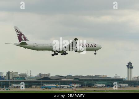 Saigon, Vietnam - 28. Juni 2023. A7-BOF Qatar Airways Boeing 777-300ER Landung am SGN Tan Son Nhat Airport in Saigon (Ho Chi Minh City), Vietnam. Stockfoto