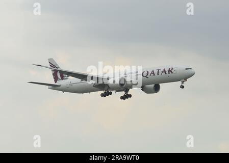 Saigon, Vietnam - 28. Juni 2023. A7-BOF Qatar Airways Boeing 777-300ER Landung am SGN Tan Son Nhat Airport in Saigon (Ho Chi Minh City), Vietnam. Stockfoto