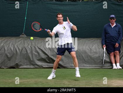 London, Großbritannien. 02. Juli 2023. 2. Juli 2023; All England Lawn Tennis and Croquet Club, London, England: Wimbledon Tennis Tournament Practice Day; Andy Murray (GBR) mit einem Vorbild mit Ivan Lendl, der sich Credit: Action Plus Sports Images/Alamy Live News ansieht Stockfoto