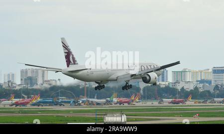 Saigon, Vietnam - 28. Juni 2023. A7-BOF Qatar Airways Boeing 777-300ER Landung am SGN Tan Son Nhat Airport in Saigon (Ho Chi Minh City), Vietnam. Stockfoto